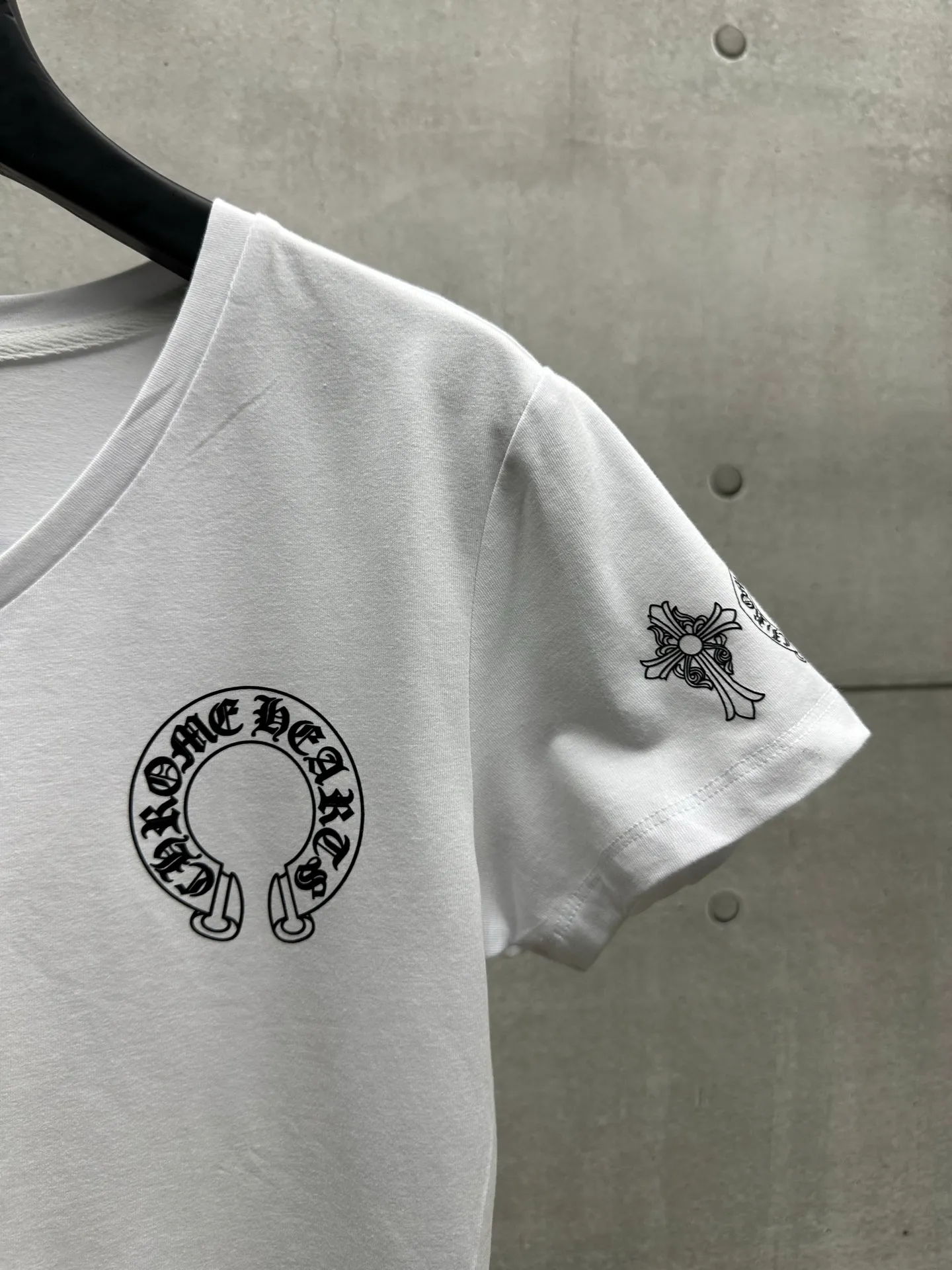 P126 #069 CHROME HEARTS 25SS women's T-shirt Made of 220G original consistent fabric V-neck women's waist style The whole body adopts imported digital direct printing Color: black white Size: S M L